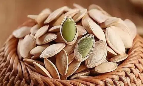 Ăn hạt bí đỏ giúp bổ dưỡng, nhưng sau 60 tuổi cần nhớ 5 điều này để tránh rước bệnh vào người
