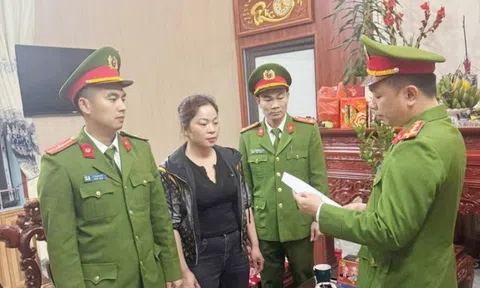 Bắt khẩn cấp người phụ nữ thu tiền gửi xe trái phép người đi lễ đầu năm