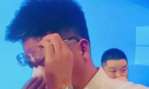 Thưởng tiền mặt, tặng vàng vẫn thấy "quá ít", Chủ tịch công ty bật khóc rồi đưa ra một quyết định khiến 300 nhân viên lặng người