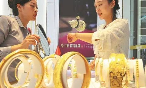 10 năm mua vàng ngày vía Thần Tài, tôi rút ra 8 bài học giúp tuổi 45 không còn lo tiền bạc