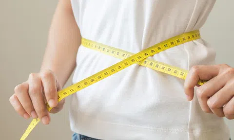 Sau tuổi 40 bạn có thể tăng cân ngay cả khi chỉ uống nước? Bác sĩ hướng dẫn 4 cách ăn để tăng khả năng đốt cháy mỡ thừa