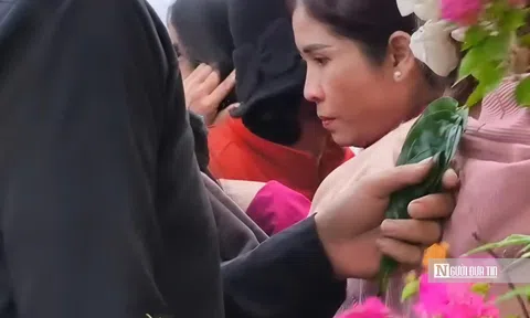 Độc lạ đi chợ không tiền, nhận lộc bằng những chiếc lá xanh