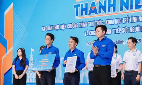 TPHCM khởi động Tháng Thanh niên, Báo Người Lao Động đồng hành trao cờ Tổ quốc