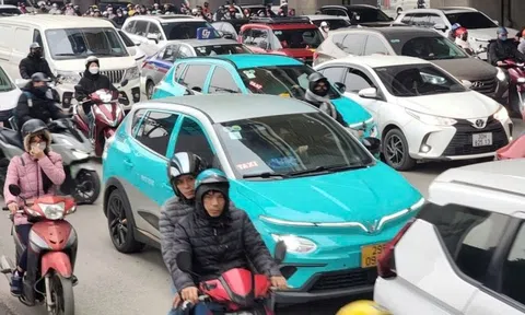 Doanh nghiệp và tài xế chạy taxi xăng tại Hà Nội lưu ý: Cơ chế hỗ trợ lãi suất, giảm lệ phí khi chuyển sang xe điện