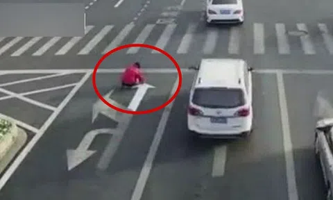 Thấy nút giao ùn tắc, người đàn ông tự mang sơn ra vẽ thêm vạch kẻ đường: Công an ập đến phạt hơn 3,8 triệu đồng