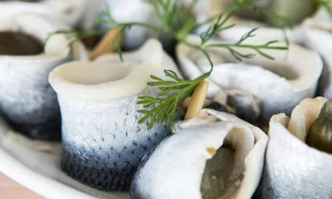 Rẻ hơn hẳn cá hồi, đây là loại cá được Mỹ đánh giá "tốt nhất thế giới", nhỏ nhưng cực giàu omega-3: Người Việt rất hay ăn