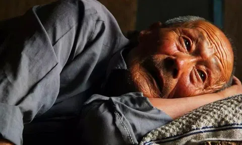 Lần lượt thuê giúp việc chăm sóc tại nhà và sống trong viện dưỡng lão, cụ ông 88 tuổi phát hiện nơi tuyệt vời để dưỡng già