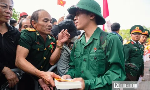 Chùm ảnh: Khoảnh khắc gia đình, bạn bè bịn rịn chia tay thanh niên lên đường nhập ngũ