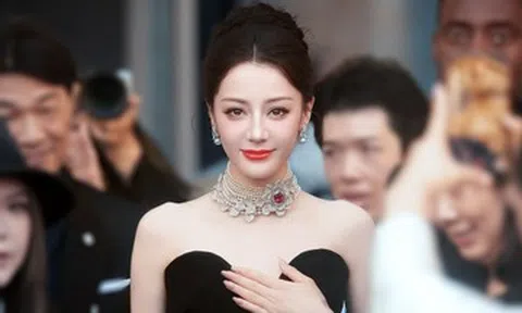 Diễn viên Địch Lệ Nhiệt Ba bị mắc kẹt 72 giờ ở Dubai