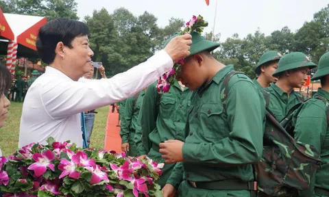 TPHCM: Lễ giao, nhận quân trang trọng tại Ban Chỉ huy phòng thủ khu vực 2 - Phú Lợi