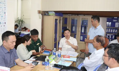 Phó Chủ tịch UBND TPHCM Hoàng Nguyên Dinh kiểm tra cảng cá