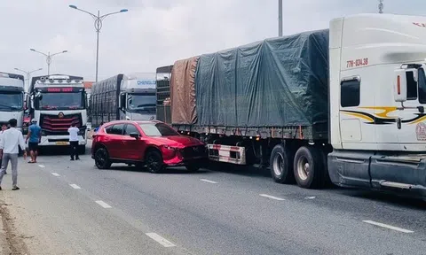 Hiện trường 4 ô tô va chạm liên hoàn trên quốc lộ 1A