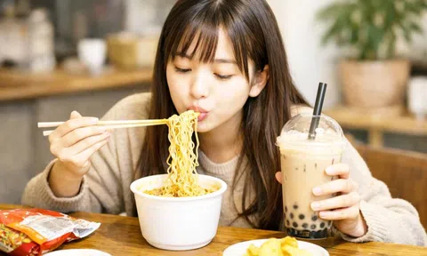 Nữ sinh 18 tuổi suýt hỏng thận vì thói quen ăn mì tôm, trà sữa thay nước lọc