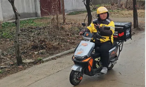 Bỏ phố xá, chàng trai 26 tuổi làm shipper độc quyền ở nông thôn, kiếm gần 40 triệu đồng/tháng: Lương cao, đỡ cạnh tranh lại gần gia đình