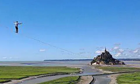 Chàng trai đi chân trần trên sợi cáp dài hơn 2km lập kỷ lục Guinness