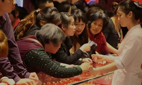 Người phụ nữ dốc hết 8kg vàng ra bán thu về 34 tỷ đồng, tiệm vàng mất hơn 1h kiểm tra, tiết lộ: “Lãi đậm nhưng mất ăn mất ngủ”