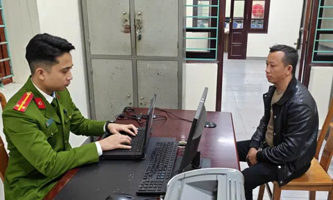 Buồn ngủ, tài xế ô tô tông và hất văng người phụ nữ thu gom rác lên vỉa hè