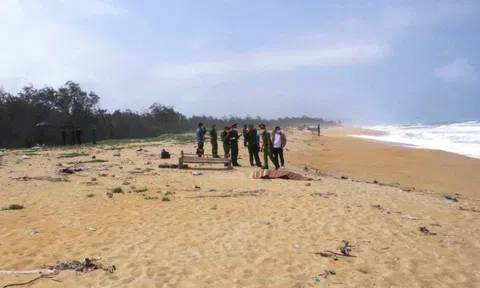 Phát hiện 2 thi thể nam giới trôi dạt vào bờ biển Quảng Ngãi