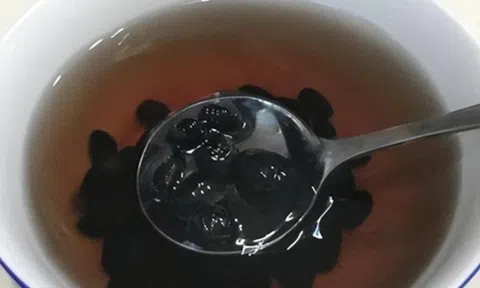 Uống nước đậu đen ngâm mỗi ngày suốt 1 năm, người phụ nữ 59 tuổi đi khám sức khỏe nhận kết quả khó tin