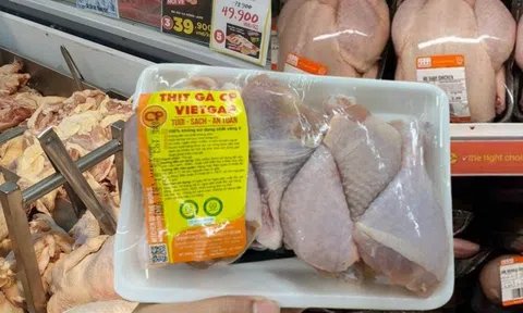 Mua gà đóng khay trong siêu thị: Nhân viên tiết lộ chi tiết "vàng" nhiều người bỏ qua