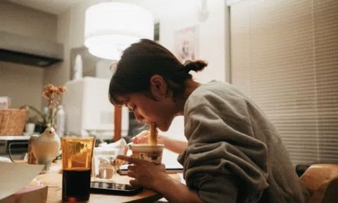 Nghiên cứu trên 400 người tiết lộ khung giờ ăn tối làm tăng gấp đôi nguy cơ béo phì, viêm nhiễm