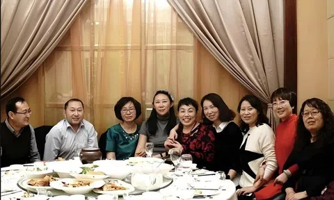 Đi họp lớp, tôi xin về sớm: Về đến nhà đơ người vì 1 cảnh tượng, thề không bao giờ gặp lại bạn cũ