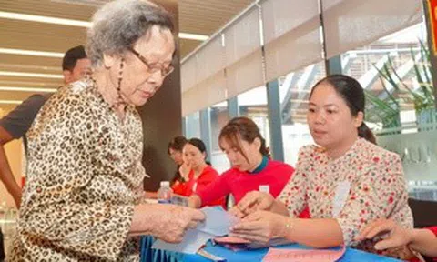 Gặp gỡ cử tri 92 tuổi quê Hà Nội thực hiện quyền bầu cử ở TPHCM
