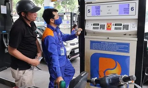Giá xăng giảm, dầu tăng ngay phiên điều hành đầu năm