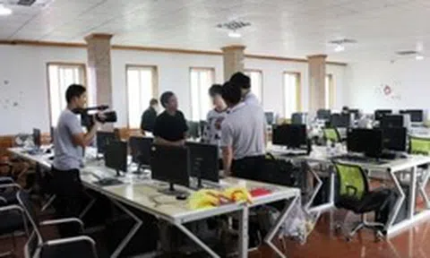 Kiểm tra đột xuất 1 khách sạn, phát hiện 40 máy tính và 100 điện thoại hoạt động 24/7, phanh phui đường dây lừa đảo hơn 38 tỷ đồng