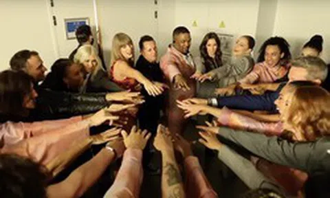 Làm nhân viên của ca sĩ giàu nhất thế giới sướng cỡ này: Được thưởng 5000 tỷ đồng, người bần thần kẻ ôm mặt sốc