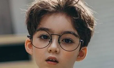 Bé trai nổi tiếng toàn cầu vì đôi mắt đẹp như tranh vẽ giờ ra sao?