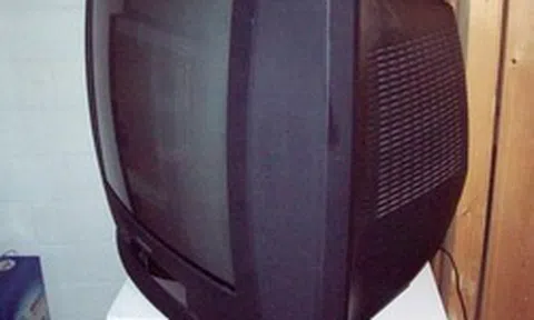 Tại sao ngày xưa mọi người thường vỗ vài cái để sửa TV bị nhiễu?