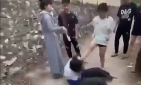 Một thiếu nữ mặc áo học sinh bị đánh hội đồng đến bất tỉnh