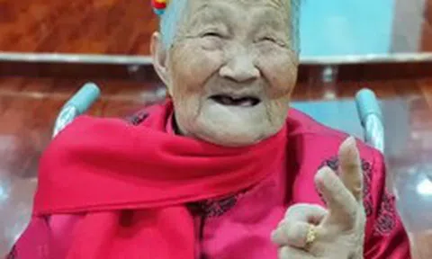 Cụ bài 102 tuổi vẫn tự may tất vá giày, tiết lộ bí quyết sống thọ: Loại nước bà uống mỗi ngày khiến nhiều người bất ngờ