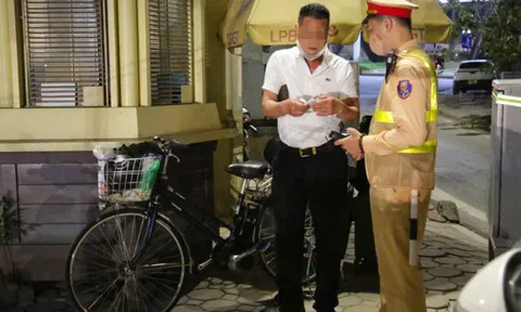 Đi xe đạp vi phạm nồng độ cồn, người đàn ông từ chối ký biên bản vì lý do đặc biệt