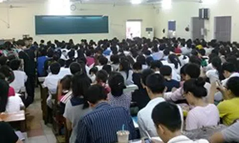 Hình ảnh lò luyện thi Chùa Bộc từ thời giá 5.000 đồng/buổi viral trở lại: Lớp học 700 người "huyền thoại" của thế hệ 8X, 9X Hà Nội