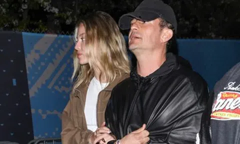 Tài tử Orlando Bloom hẹn hò bạn gái kém 21 tuổi