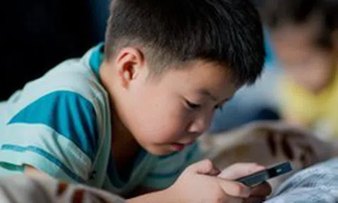 Khi trẻ bước vào tuổi dậy thì mà xuất hiện 4 biểu hiện này, cha mẹ nên lập tức thu điện thoại