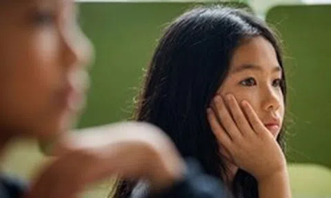 KHÔNG HỀ DOẠ: 4 thói quen này đang âm thầm ăn mòn trí thông minh của con bạn, bỏ ngay trước khi quá muộn!