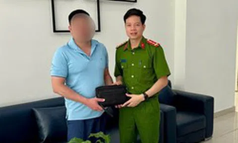 Phát hiện 100 triệu đồng tiền mặt nhiều mệnh giá nằm chơ vơ, bảo vệ SN 1964 lập tức trình báo công an