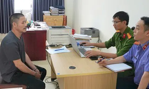 Xin bỏ qua lỗi vi phạm nồng độ cồn không được, mở cốp xe máy lấy búa đánh liên tiếp vào đầu CSGT