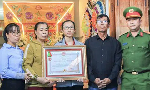 Truy tặng Huân chương Bảo vệ Tổ quốc hạng ba cho công an xã hy sinh đấu tranh với "cát tặc"