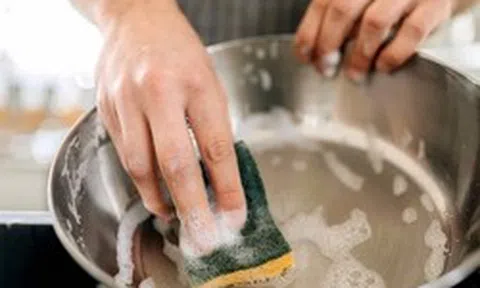 7 thứ bạn KHÔNG BAO GIỜ nên rửa với miếng bọt biển