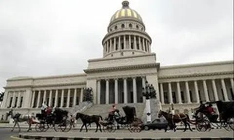 Cạn sạch xăng, đường phố Cuba xuất hiện cảnh như 'xuyên không': Người dân phải dùng thứ tưởng đã lỗi thời