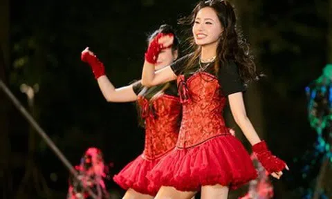 'Cô gái thời tiết' VTV khoe vũ đạo nóng bỏng, Kim Lý hôn Hồ Ngọc Hà ở Mỹ