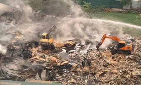 Hà Nội: Hiện trường tan hoang sau vụ cháy kho xưởng