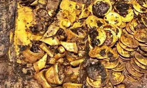 Đào sâu hơn 1m, 3 người đàn ông phát hiện hơn 20kg vàng liền báo chính quyền, được khen thưởng hơn 38 triệu đồng