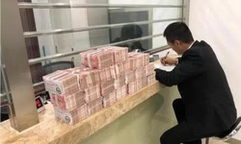 Khách yêu cầu tăng hạn mức chuyển khoản từ 19 tỷ lên 382 tỷ đồng/ngày, nghe giao dịch viên nói 1 câu liền rút toàn bộ tiền gửi tại ngân hàng