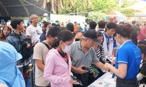 Người dân nhộn nhịp đi săn tour du lịch ưu đãi dịp 30-4 tại ngày hội ở TPHCM