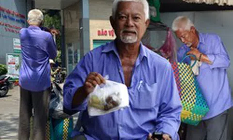 Một ngày theo chân người đàn ông bán vé số vẫn đi phát cơm cho bệnh nhân nghèo: “Thấy mình, cô bác mừng lắm…”